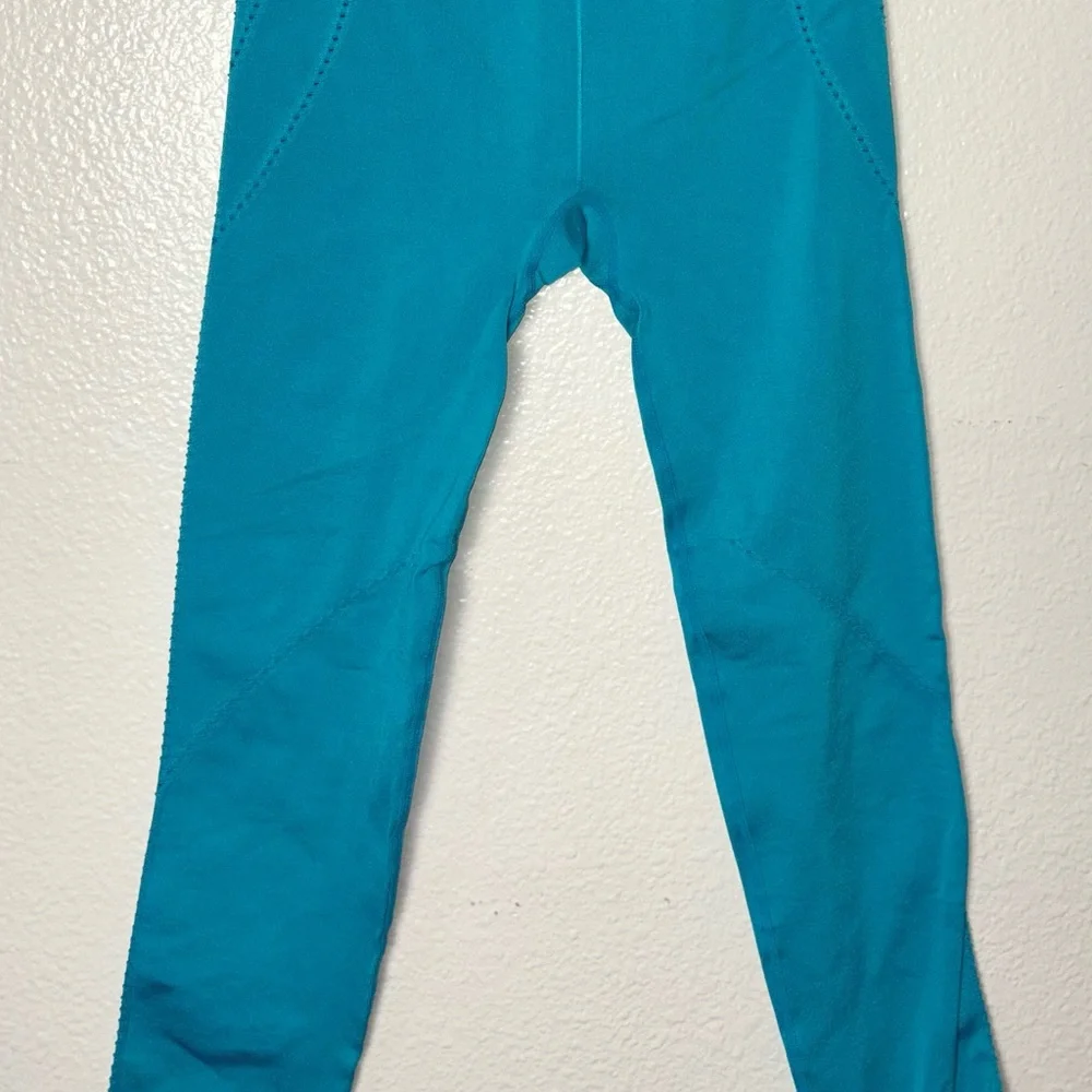 Fabletics High-Waisted Seamless Dot Capri Women's Size XS Geyser Blue